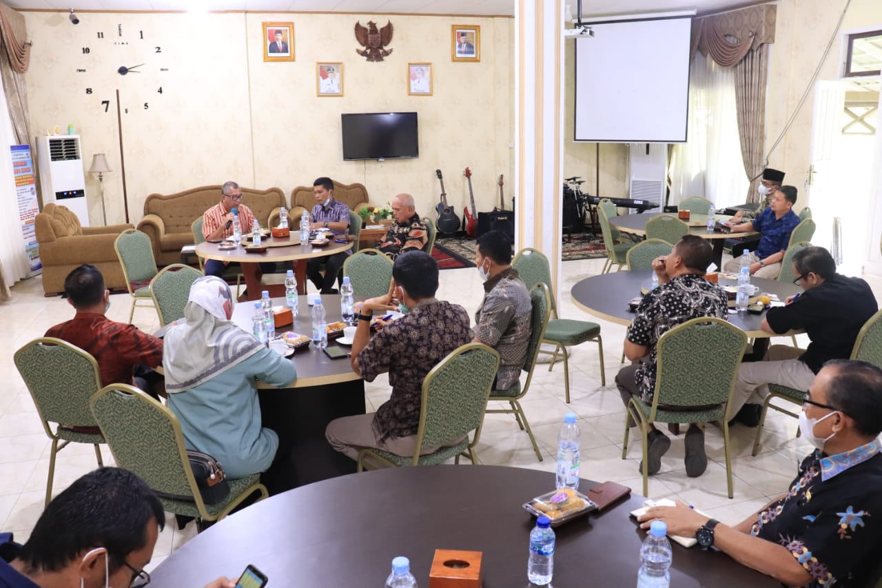 Wali Kota Payakumbuh Riza Falepi  memimpin rapat koordinasi percepatan vaksinasi Covid-19 bersama jajarannya di pendopo rumah dinas wali kota, Kamis (23/12).